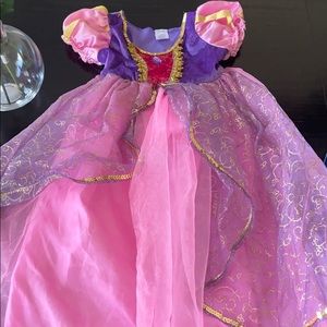 Girls princess dress up costumes/dresses